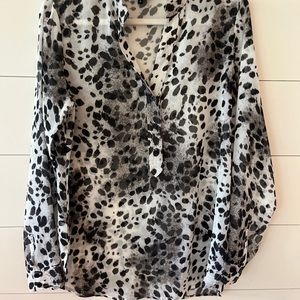 W Wentworth black and white top